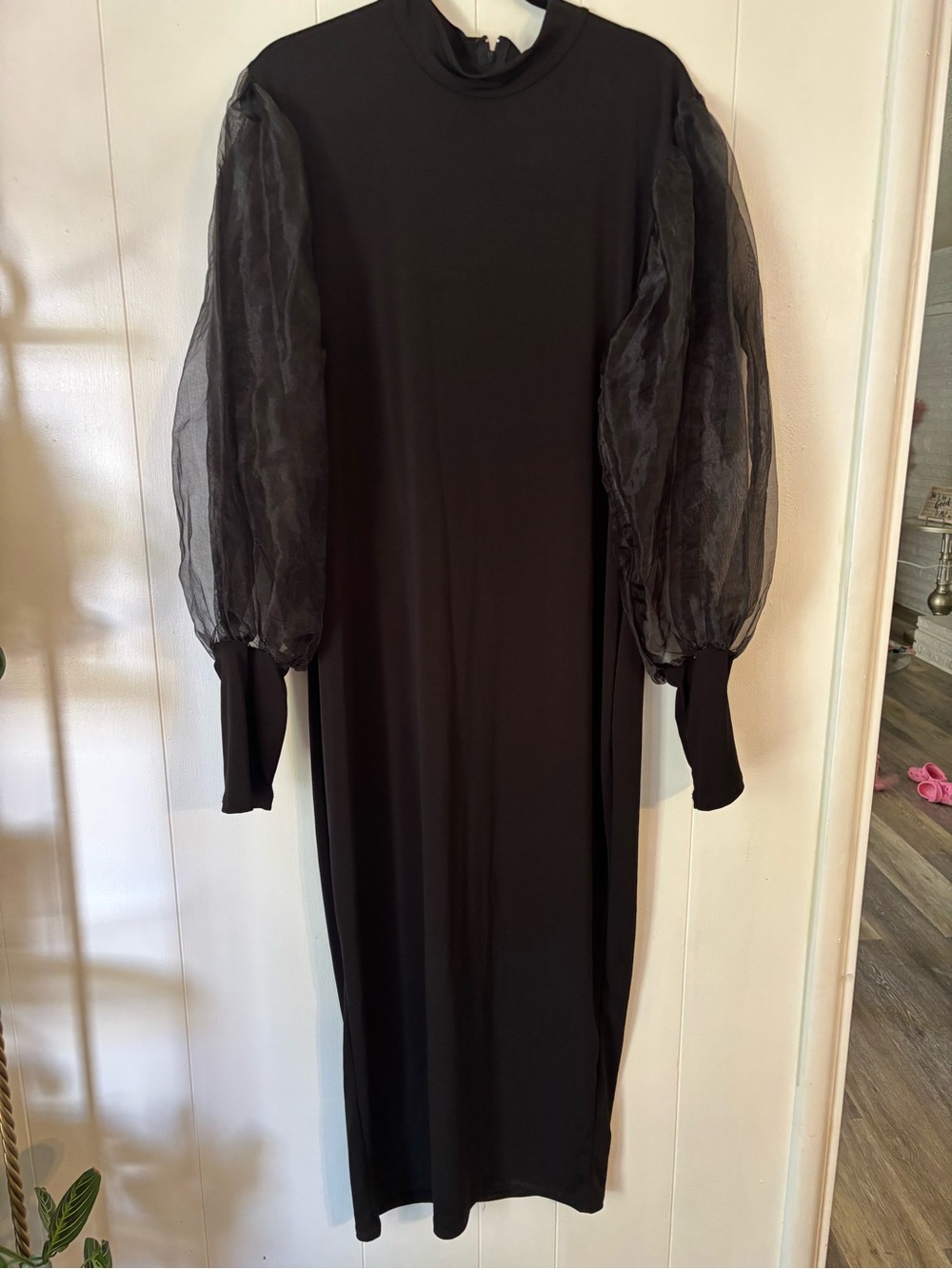 Elegant Black Long Dress with Sheer Puff Sleeves - Picture 9 of 14